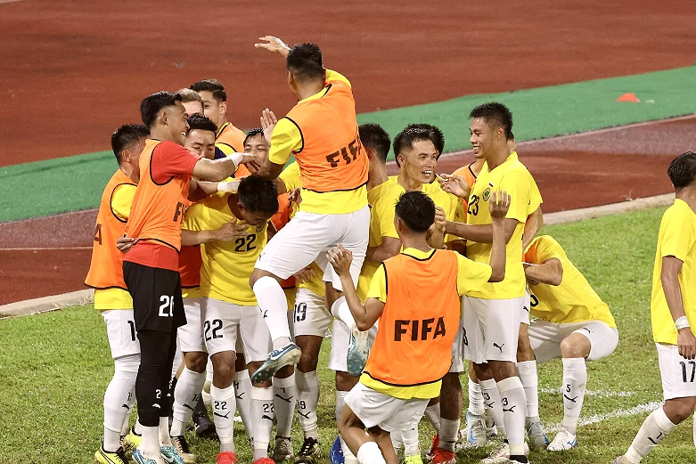 训练场上门将接球后观察队友跑位的瞬间(处理压迫时的第一步决定回合走向)